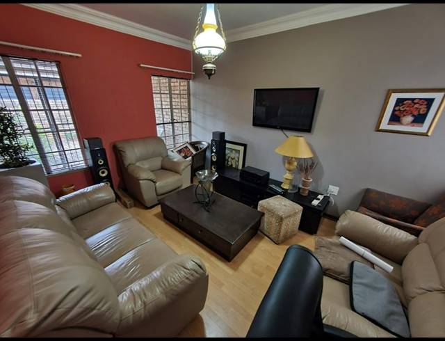 3 BEDROOM HOUSE FOR SALE IN SINOVILLE